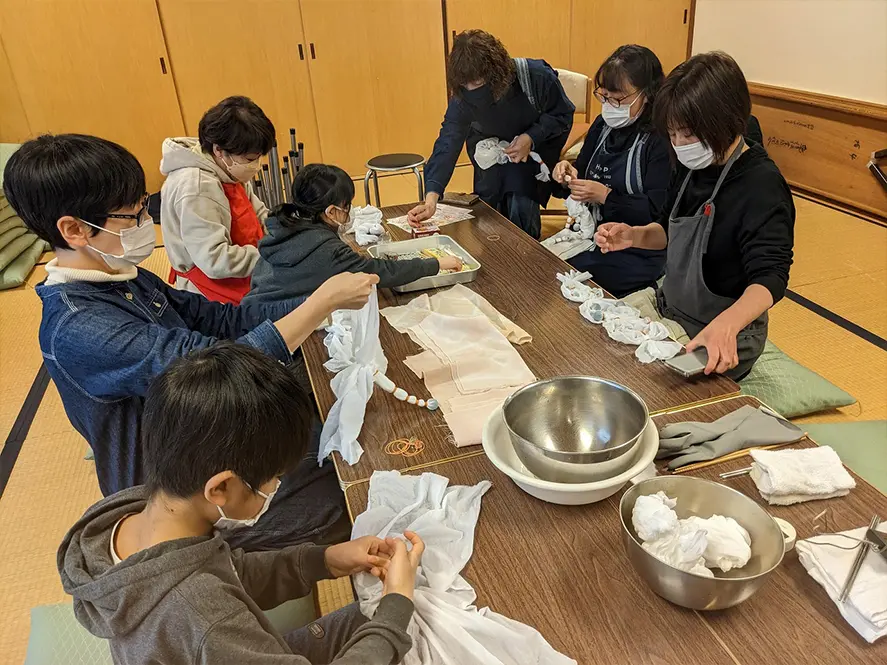 三方五湖周辺の里山資源を活かした草木染め体験